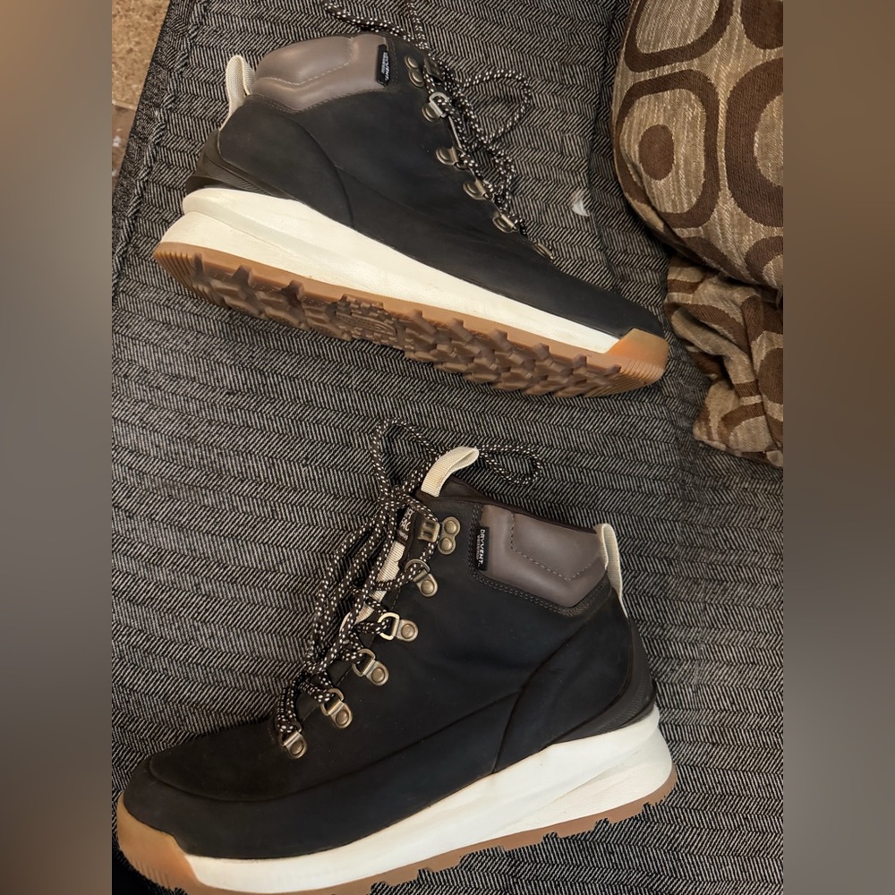 The North Face waterproof brown hiking boots size 8 Back To Berkeley mid